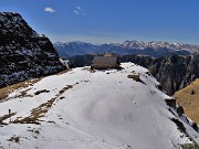 39 Bivacco Tre Pizzi (2050 m) appollaiato su sperone rivolto sulla Val Fondra sottostante
